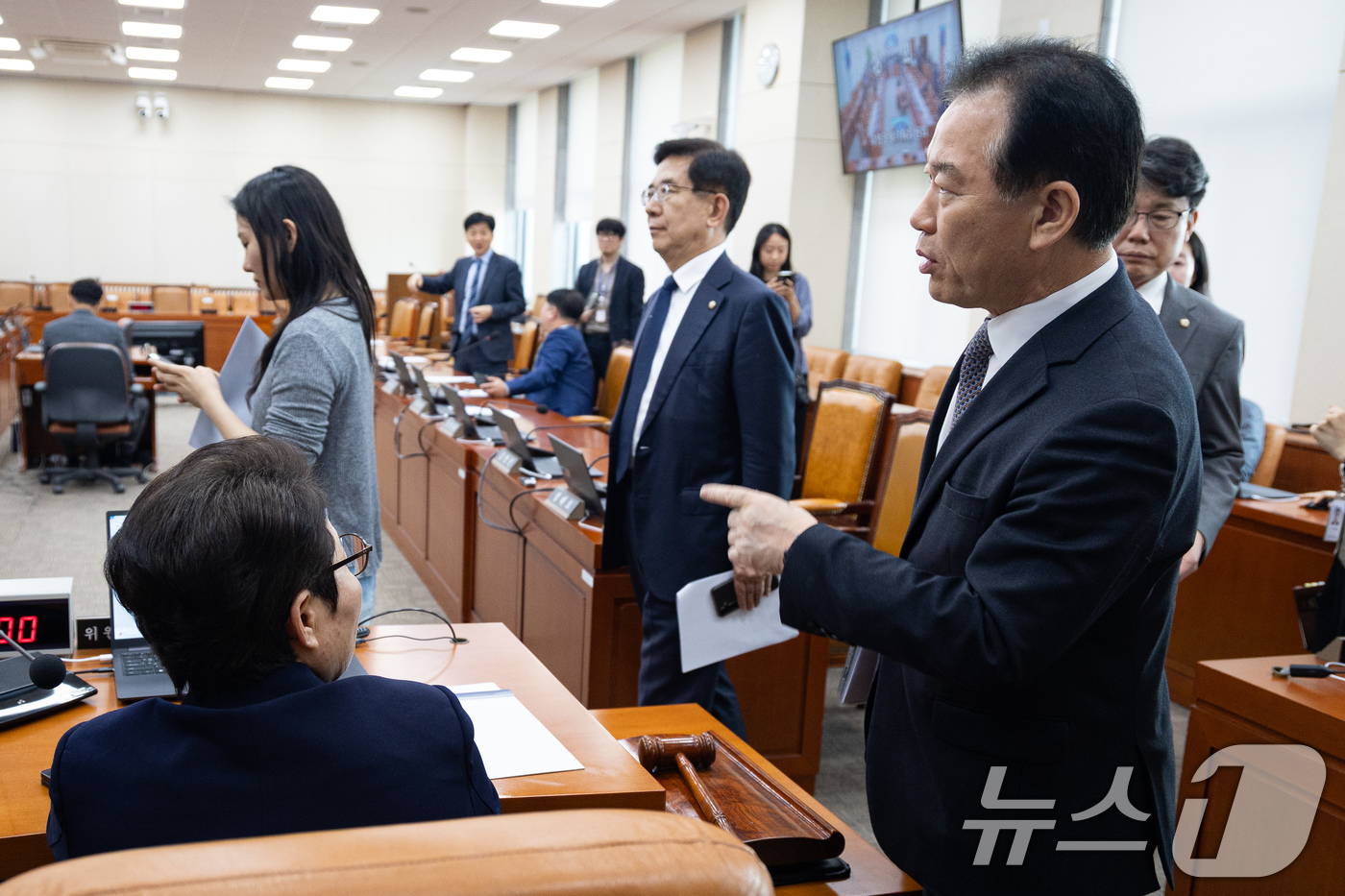 (서울=뉴스1) 유승관 기자 = 임이자 국회 재정경제기획위원장과 정태호 더불어민주당 간사가 17일 서울 여의도 국회에서 열린 제434회 국회(임시회) 재정경제기획위원회 제4차 전체 …