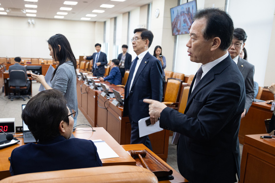 임이자 재경위원장과 대화 나누는 정태호 민주당 간사