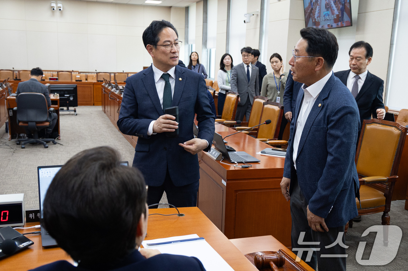 (서울=뉴스1) 유승관 기자 = 박수영 국민의힘 간사와 김영환 더불어민주당 의원이 17일 서울 여의도 국회에서 열린 제434회 국회(임시회) 재정경제기획위원회 제4차 전체회의가 정 …