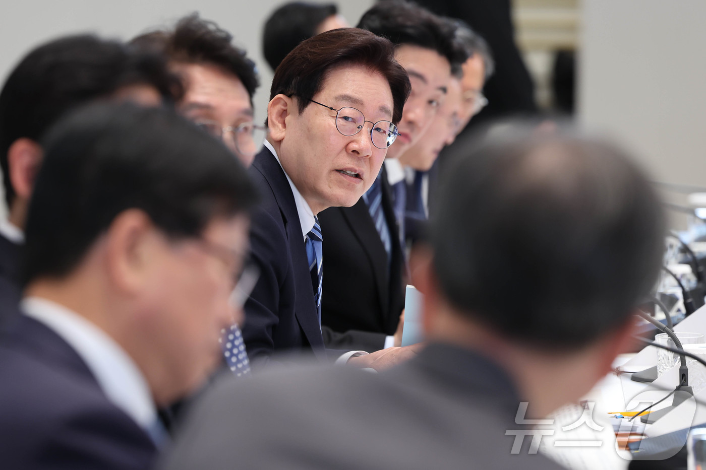 (서울=뉴스1) 이재명 기자 = 이재명 대통령이 17일 청와대에서 열린 공공기관 및 유관기관 업무보고에서 조현 외교부 장관에게 질문을 하고 있다.  2026.4.17/뉴스1