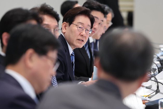 조현 장관에게 질문 하는 이재명 대통령