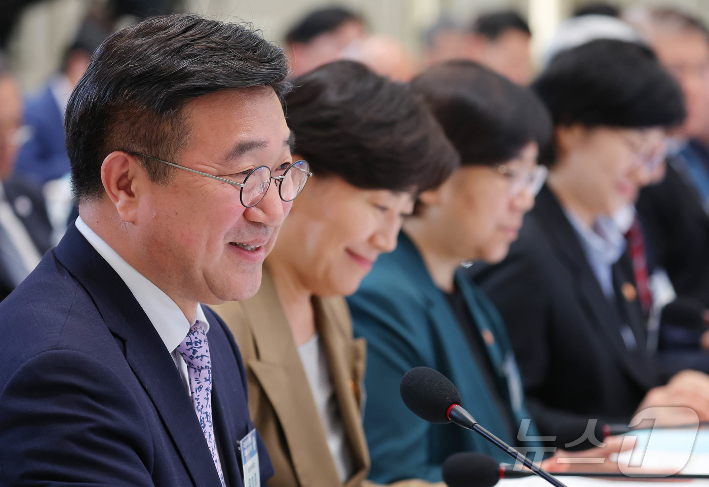 (서울=뉴스1) 이재명 기자 = 윤호중 행정안전부 장관이 17일 청와대에서 열린 공공기관 및 유관기관 업무보고에서 이재명 대통령의 질문에 답변을 하고 있다.  2026.4.17/뉴 …