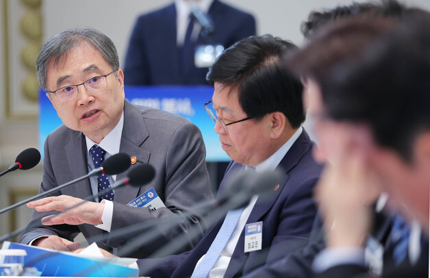 이 대통령 질문에 답변 하는 조현 장관