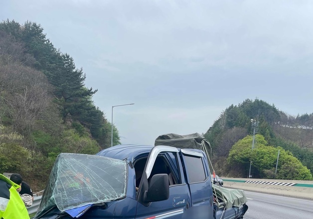 호남고속도로 달리던 1톤 트럭, 25톤 화물차 추돌