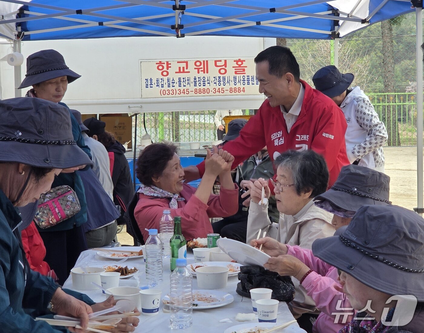 본문 이미지 - 횡성군 청일초등학교에서 열린 '제27회 청일면민 한마음 체육대회' 에 참석한 김진태 국민의힘 강원특별자치도지사 예비후보.(김진태 예비후보 측 제공. 재판매 및 DB금지)/뉴스1