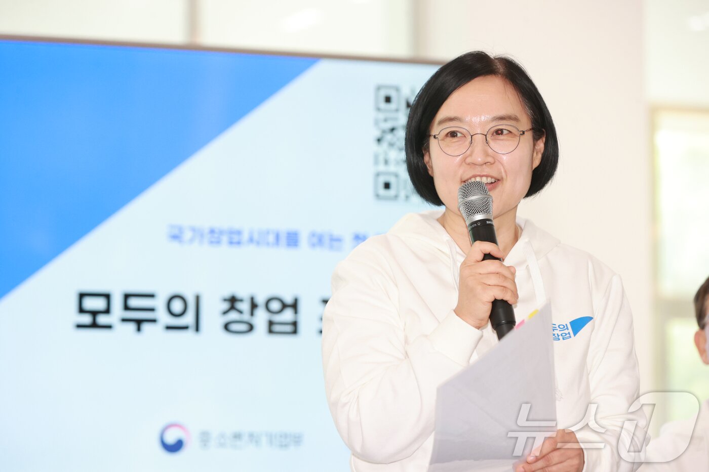 본문 이미지 - 한성숙 중소벤처기업부 장관이 17일 경상남도 진주시 경상국립대학교에서 열린 모두의 창업 프로젝트 확산을 위한 간담회에서 모두의 창업 프로젝트를 소개하고 있다. (중소벤처기업부 제공. 재판매 및 DB 금지) 2026.4.17 ⓒ 뉴스1