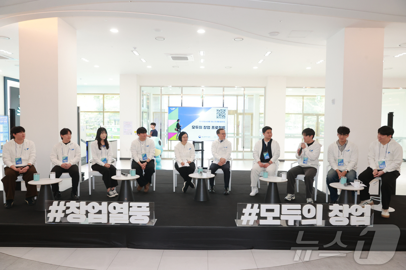 (서울=뉴스1) = 한성숙 중소벤처기업부 장관이 17일 경상남도 진주시 경상국립대학교에서 열린 모두의 창업 프로젝트 확산을 위한 간담회에서 청년들의 의견을 청취하고있다. (중소벤처 …