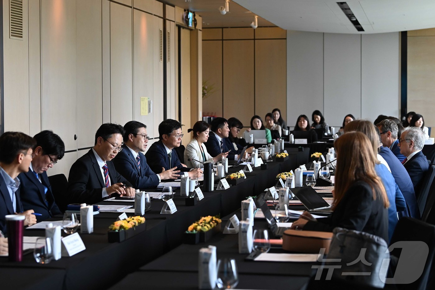 (서울=뉴스1) = 여한구 산업통상부 통상교섭본부장이 17일 오후 서울 종로구 포시즌스호텔에서 열린 제13차 한-EU FTA 무역위원회 및 제1차 차세대전략대화에서 발언을 하고 있 …