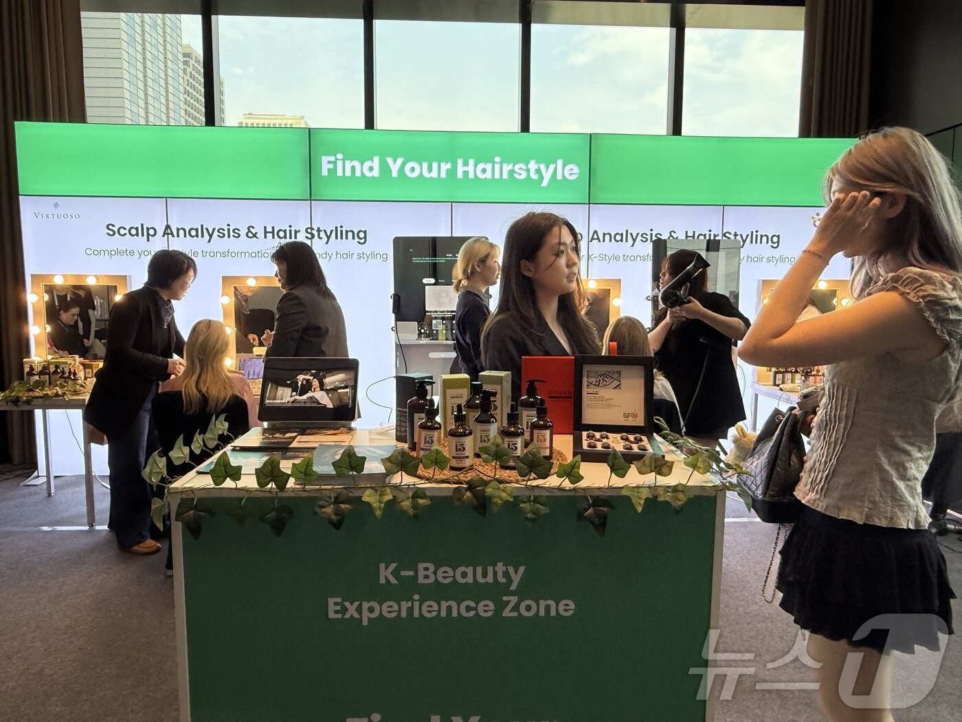 본문 이미지 - 17일 오후 서울 여의도 콘래드서울에서 열린 2026 버츄오소 심포지엄 K-뷰티 체험 ⓒ 뉴스1 윤슬빈 관광전문기자