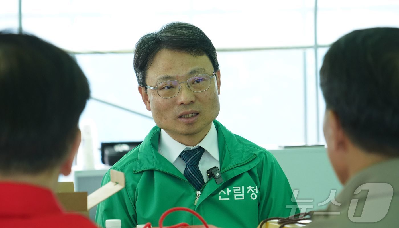 (대전=뉴스1) 김기태 기자 = 박은식 산림청장이 17일 충북 청주에서 산림경영계획 및 임업직불제 현장을 둘러보고 임업인과 소통하고 있다.(산림청 제공. 재판매 및 DB금지) 20 …