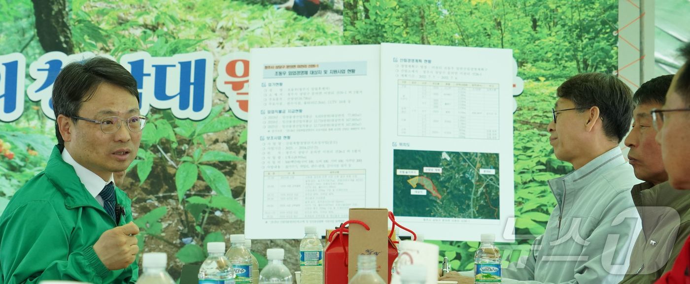 (대전=뉴스1) 김기태 기자 = 박은식 산림청장이 17일 충북 청주에서 산림경영계획 및 임업직불제 현장을 둘러보고 임업인과 소통하고 있다.(산림청 제공. 재판매 및 DB금지) 20 …