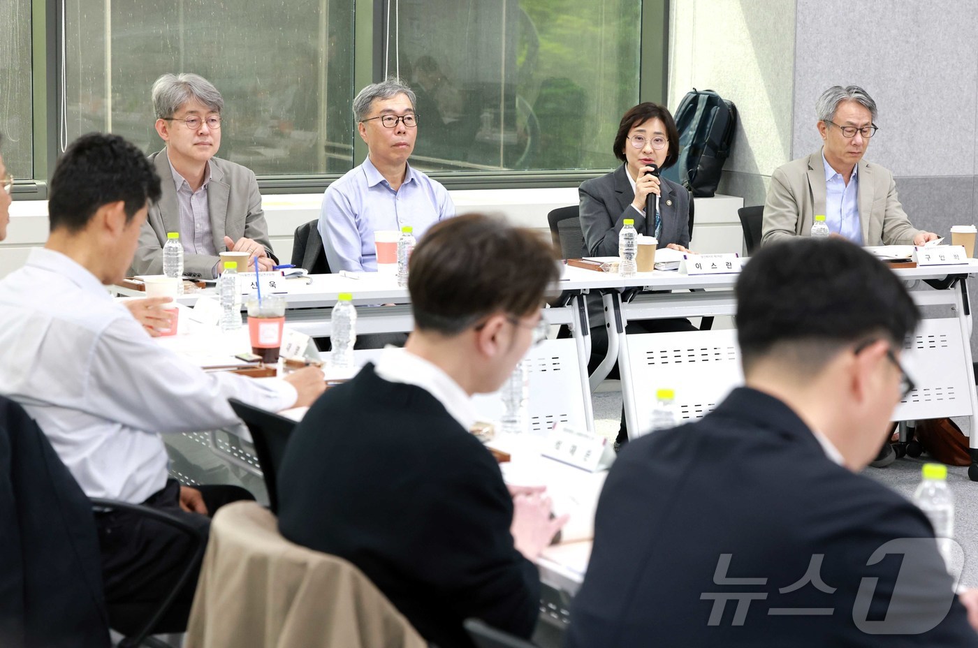 (서울=뉴스1) = 이스란 보건복지부 제1차관이 17일 서울 중구 비즈허브서울센터에서 열린 제3차 기초생활보장제도 발전 포럼에서 발언을 하고 있다. (보건복지부 제공. 재판매 및 …