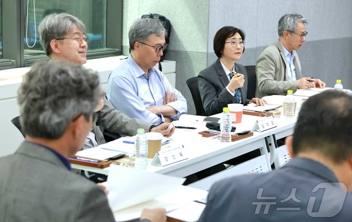 (서울=뉴스1) = 이스란 보건복지부 제1차관이 17일 서울 중구 비즈허브서울센터에서 열린 제3차 기초생활보장제도 발전 포럼에서 발언을 하고 있다. (보건복지부 제공. 재판매 및 …