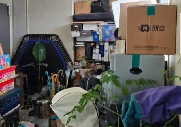 아파트 복도에 쓰레기 방치, 악취에 벌레…"8년 이웃인데 신고해야 하나요"