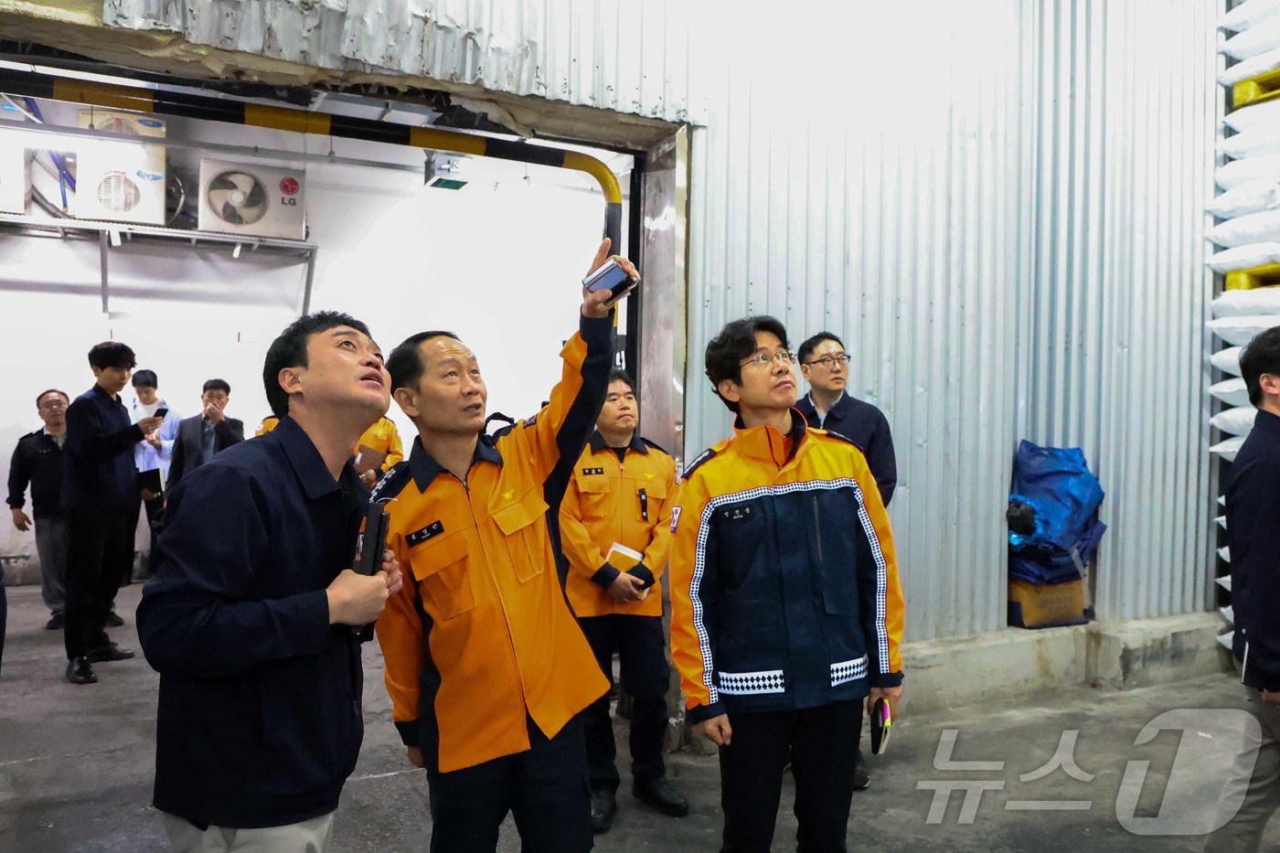 (서울=뉴스1) = 홍영근 서울소방재난본부장이 17일 오후 서울 동작구 수협노량진수산을 방문해 건물 내 냉동창고 등의 소방시설 및 안전관리 실태를 점검하고 있다. (서울소방재난본부 …