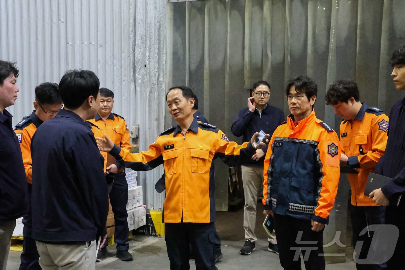 (서울=뉴스1) = 홍영근 서울소방재난본부장이 17일 오후 서울 동작구 수협노량진수산을 방문해 건물 내 냉동창고 등의 소방시설 및 안전관리 실태를 점검하고 있다. (서울소방재난본부 …