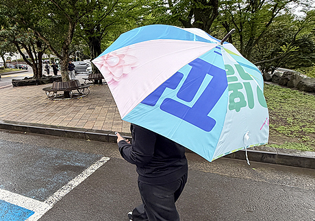 다 쓴 현수막, 캠퍼스 공유 우산으로…제주대 '자원 순환' 실천