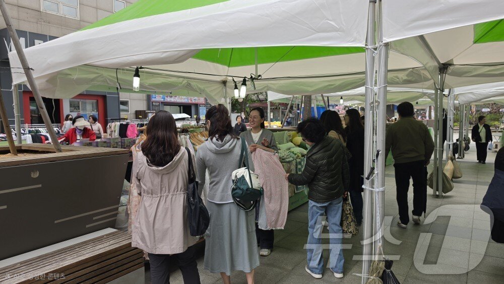 본문 이미지 - 지난 4월 17일 행복한백화점 앞 야외 광장서 진행 중인 동행축제의 모습. ⓒ 뉴스1 이재상 기자