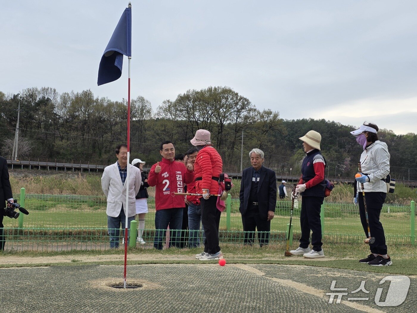본문 이미지 - 김진태 국민의힘 강원특별자치도지사 예비후보는 17일 오후 횡성파크골프장을 방문해 '뚝심 이어달리기' 4탄 '그래도 체육은 김진태' 편을 진행했다.(김진태 예비후보 측 제공. 재판매 및 DB금지)/뉴스1