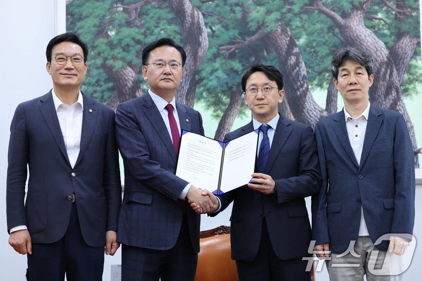 (서울=뉴스1) 신웅수 기자 = 천준호 더불어민주당 원내운영수석부대표와 유상범 국민의힘 원내운영수석부대표가 17일 서울 여의도 국회에서 6.3 지방선거 정치개혁 관련 합의문을 발표 …