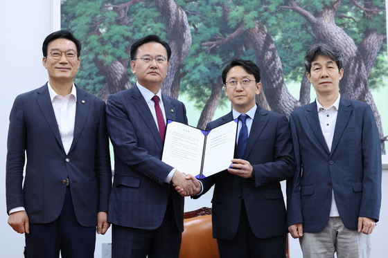 악수하는 천준호·유상범