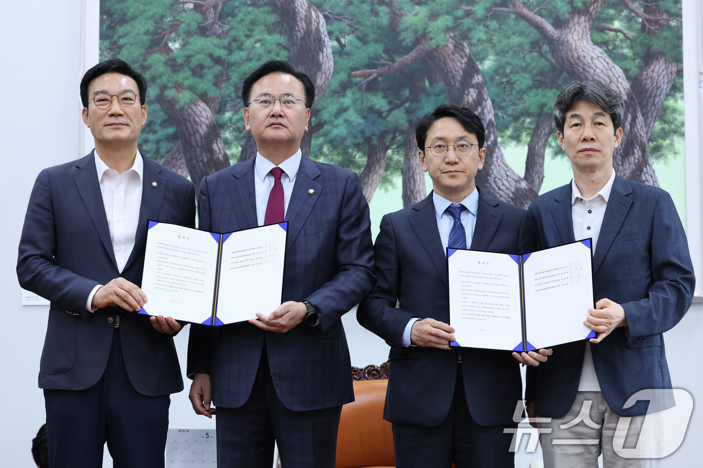 (서울=뉴스1) 신웅수 기자 = 천준호 더불어민주당 원내운영수석부대표와 유상범 국민의힘 원내운영수석부대표가 17일 서울 여의도 국회에서 6.3 지방선거 정치개혁 관련 합의문을 발표 …