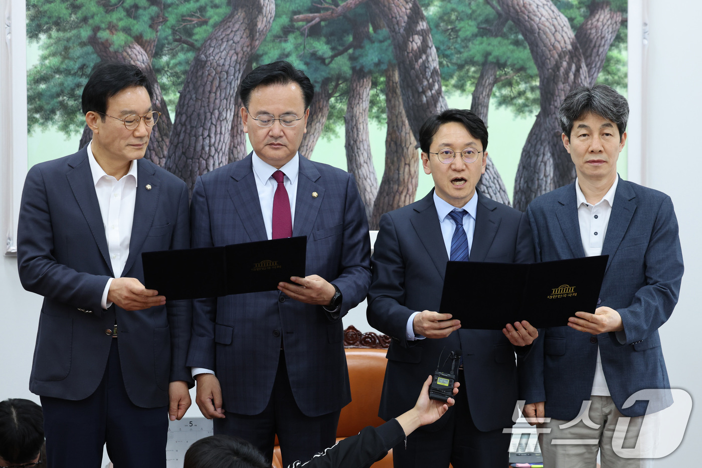 (서울=뉴스1) 신웅수 기자 = 천준호 더불어민주당 원내운영수석부대표와 유상범 국민의힘 원내운영수석부대표가 17일 서울 여의도 국회에서 6.3 지방선거 정치개혁 관련 합의문을 발표 …