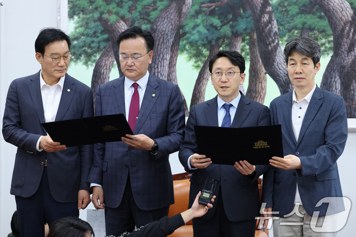 (서울=뉴스1) 신웅수 기자 = 천준호 더불어민주당 원내운영수석부대표와 유상범 국민의힘 원내운영수석부대표가 17일 서울 여의도 국회에서 6.3 지방선거 정치개혁 관련 합의문을 발표 …