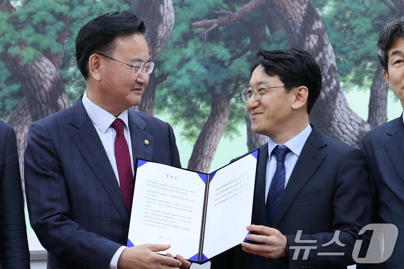 (서울=뉴스1) 신웅수 기자 = 천준호 더불어민주당 원내운영수석부대표와 유상범 국민의힘 원내운영수석부대표가 17일 서울 여의도 국회에서 6.3 지방선거 정치개혁 관련 합의문을 발표 …