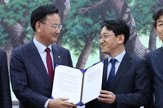 미소짓는 천준호·유상범