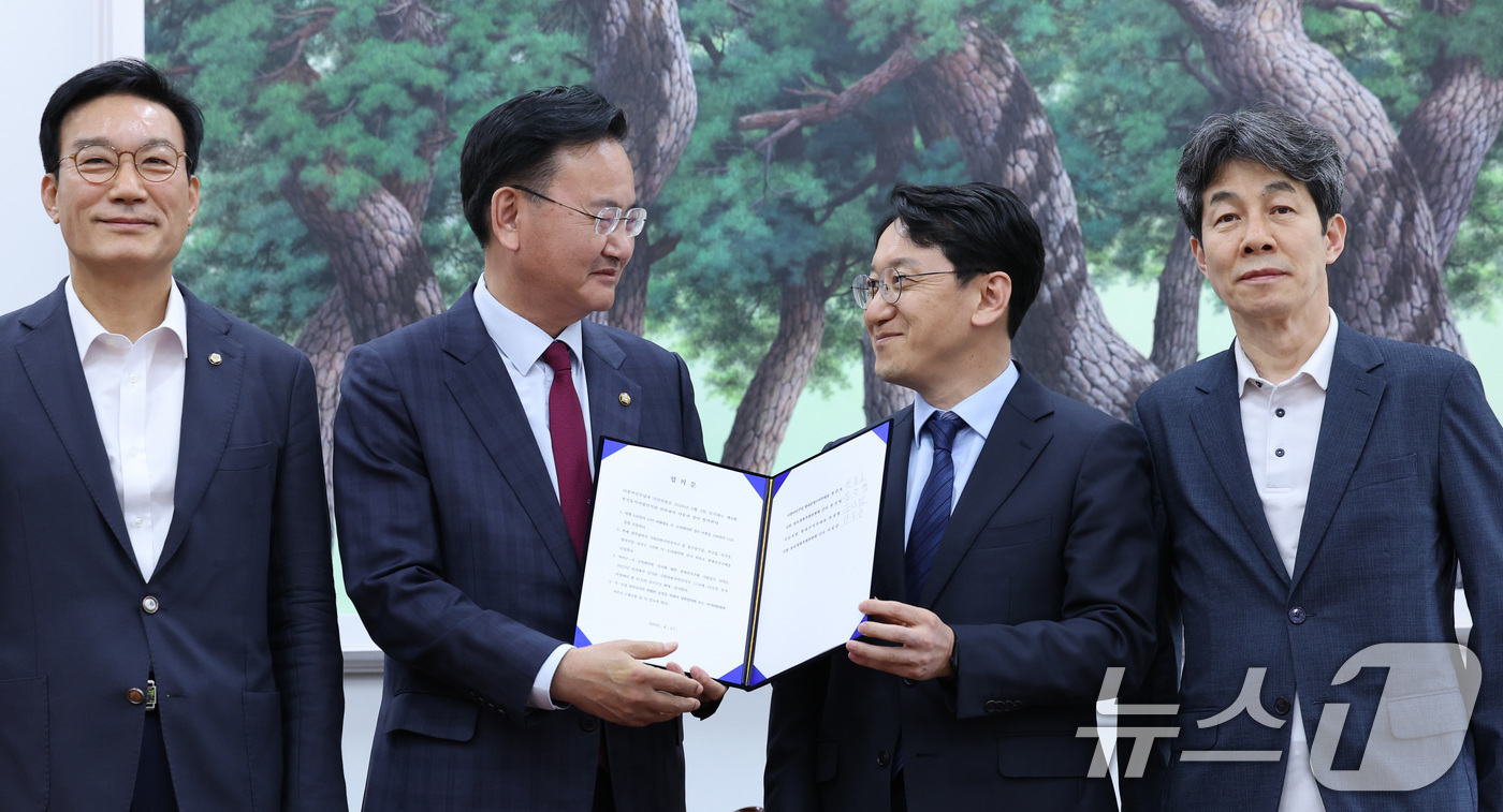 (서울=뉴스1) 신웅수 기자 = 천준호 더불어민주당 원내운영수석부대표와 유상범 국민의힘 원내운영수석부대표가 17일 서울 여의도 국회에서 6.3 지방선거 정치개혁 관련 합의문을 발표 …