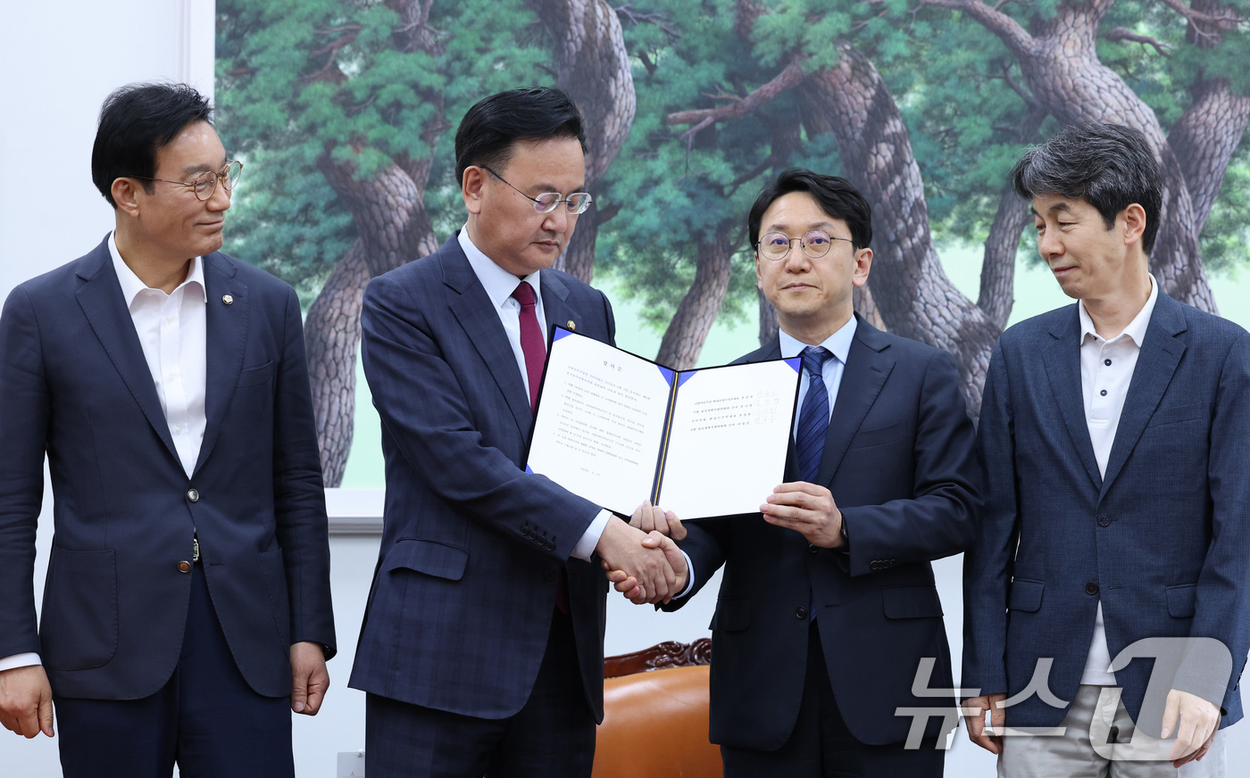 (서울=뉴스1) 신웅수 기자 = 천준호 더불어민주당 원내운영수석부대표와 유상범 국민의힘 원내운영수석부대표가 17일 서울 여의도 국회에서 6.3 지방선거 정치개혁 관련 합의문을 발표 …