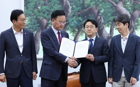 '중대선거구제 도입' 악수하는 여야