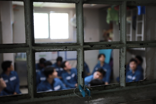 [르포] 7평 거실에 성인남성 15명…'콩나물시루' 안양교도소 가보니