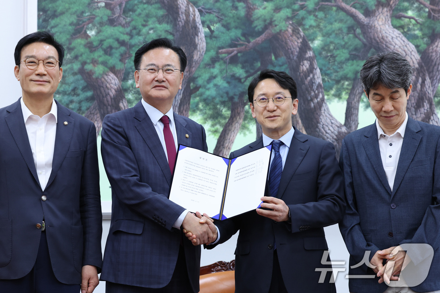 (서울=뉴스1) 신웅수 기자 = 천준호 더불어민주당 원내운영수석부대표와 유상범 국민의힘 원내운영수석부대표가 17일 서울 여의도 국회에서 6.3 지방선거 정치개혁 관련 합의문을 발표 …