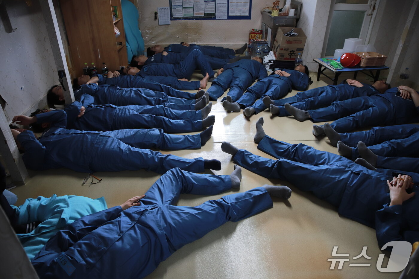 본문 이미지 - 15일 경기 안양시에 위치한 안양교도소 수용거실에 법무부 출입기자들이 누워있다.(법무부 제공)