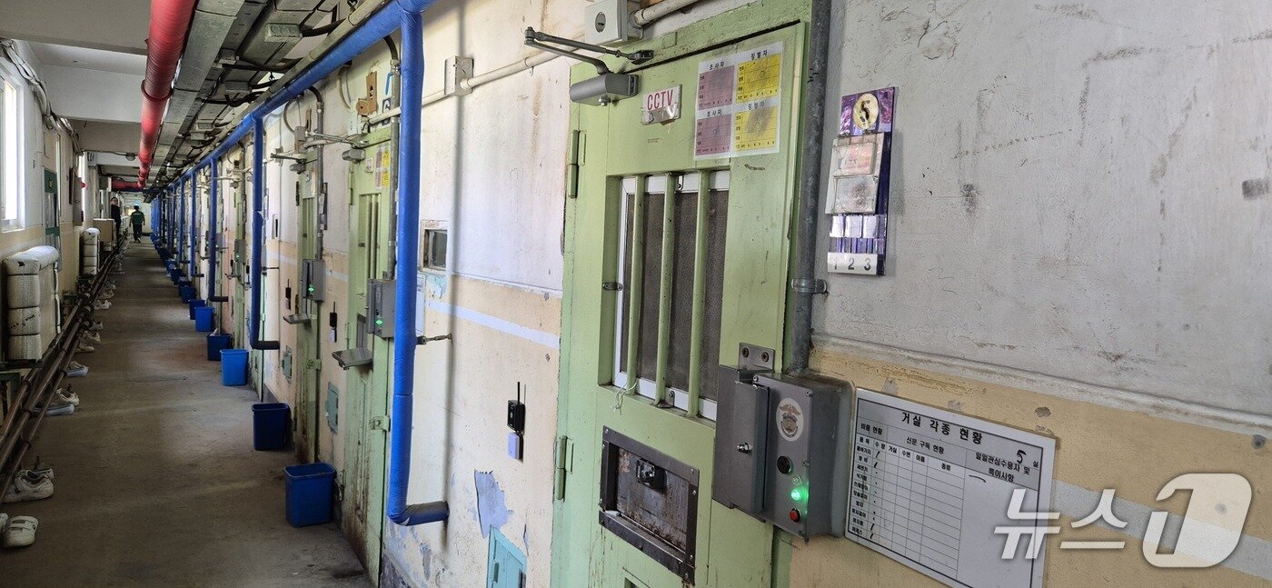 본문 이미지 - 15일 경기 안양시에 위치한 안양교도소 수용거실이 복도를 따라서 늘어서 있다.(법무부 제공)