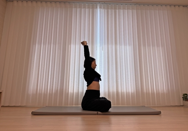 자연분만에 도움되는 '소-고양이' 자세…임신부 요가 배워요