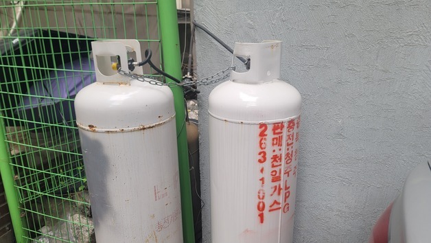 상점가 무방비 노출된 LP가스통…범죄 노출 우려까지