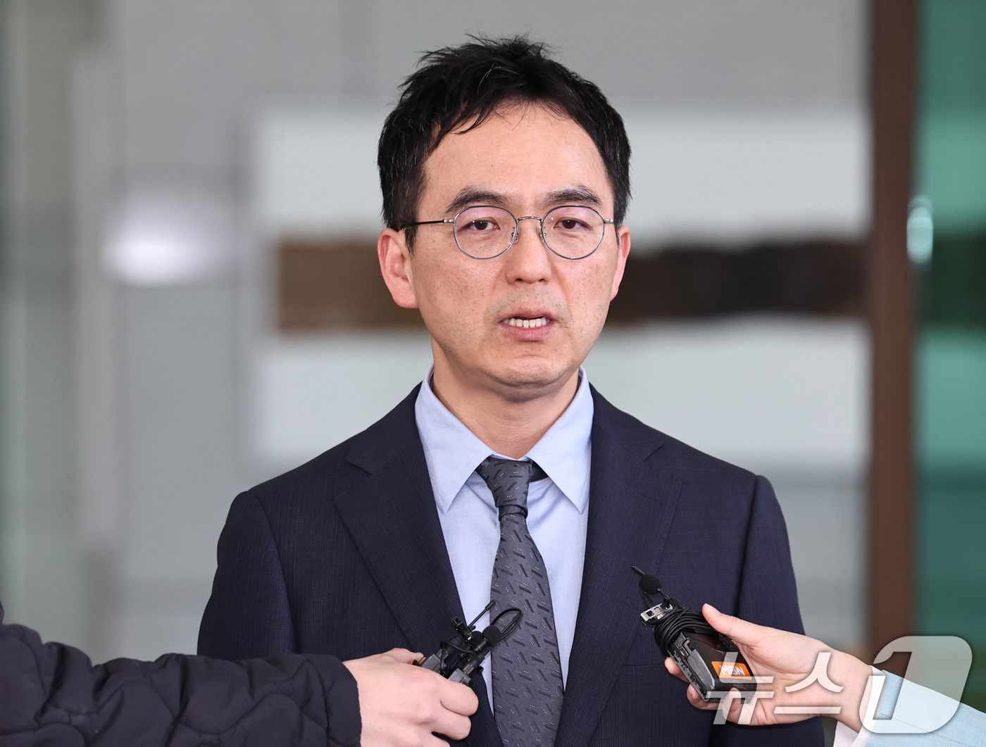 (서울=뉴스1) 구윤성 기자 = 구자현 검찰총장 직무대행이 17일 오후 서울 서초구 대검찰청을 나서며 대장동·대북송금 의혹 사건을 둘러싼 정치권의 국정조사와 관련해 입장을 밝히고 …