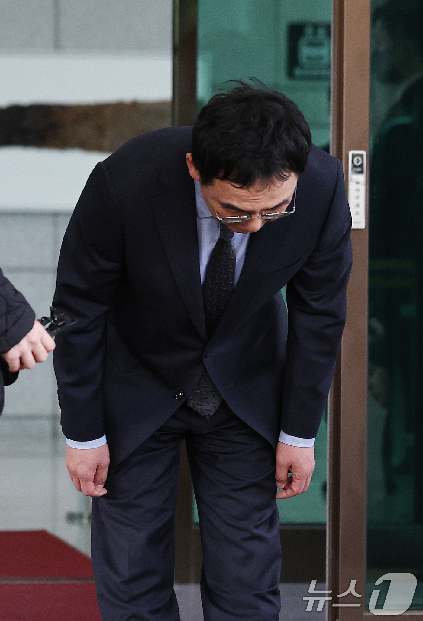 (서울=뉴스1) 구윤성 기자 = 구자현 검찰총장 직무대행이 17일 오후 서울 서초구 대검찰청에서 대장동·대북송금 의혹 사건을 둘러싼 정치권의 국정조사와 관련해 입장을 밝힌 뒤 인사 …