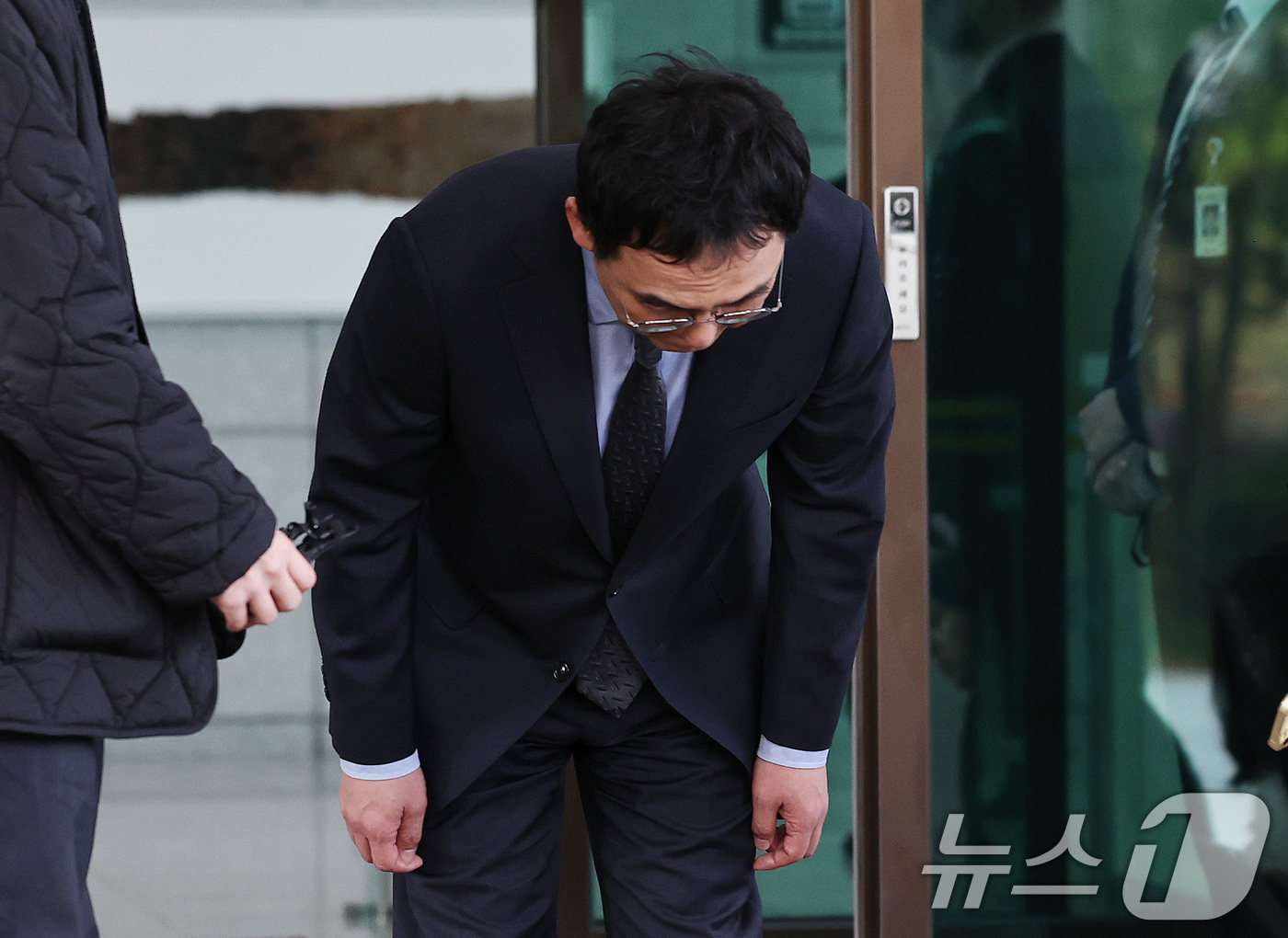 (서울=뉴스1) 구윤성 기자 = 구자현 검찰총장 직무대행이 17일 오후 서울 서초구 대검찰청에서 대장동·대북송금 의혹 사건을 둘러싼 정치권의 국정조사와 관련해 입장을 밝힌 뒤 허리 …