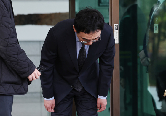 허리숙여 인사하는 구자현 검찰총장 대행