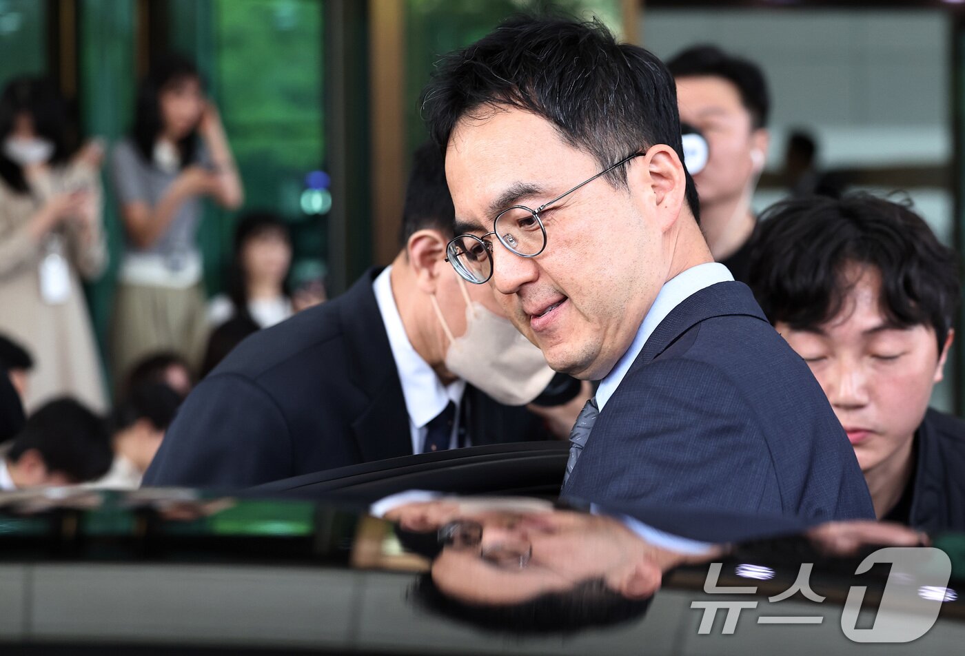 본문 이미지 - 구자현 검찰총장 직무대행이 17일 오후 서울 서초구 대검찰청에서 대장동·대북송금 의혹 사건을 둘러싼 정치권의 국정조사와 관련해 입장을 밝힌 뒤 청사를 나서고 있다. 2026.4.17 ⓒ 뉴스1 구윤성 기자