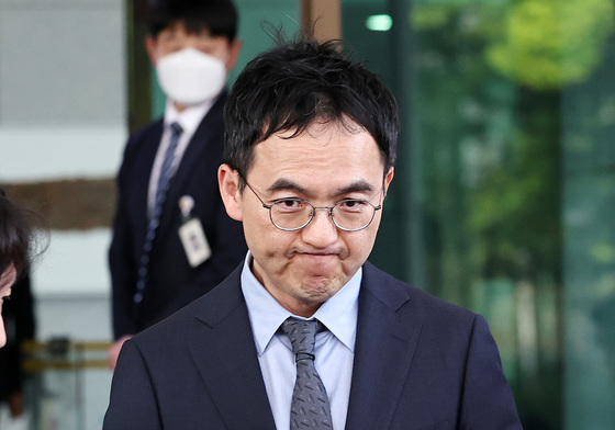 청사 나서는 구자현 총장 직무대행