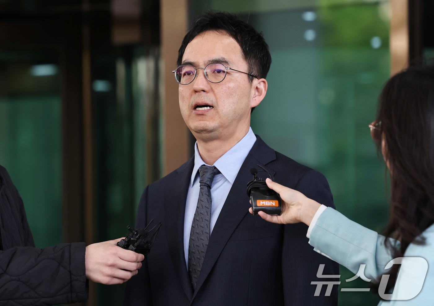 (서울=뉴스1) 구윤성 기자 = 구자현 검찰총장 직무대행이 17일 오후 서울 서초구 대검찰청에서 대장동·대북송금 의혹 사건을 둘러싼 정치권의 국정조사와 관련해 입장을 밝히고 있다. …