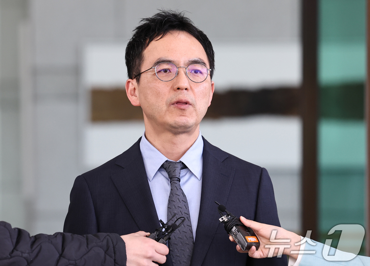 (서울=뉴스1) 구윤성 기자 = 구자현 검찰총장 직무대행이 17일 오후 서울 서초구 대검찰청에서 대장동·대북송금 의혹 사건을 둘러싼 정치권의 국정조사와 관련해 입장을 밝히고 있다. …