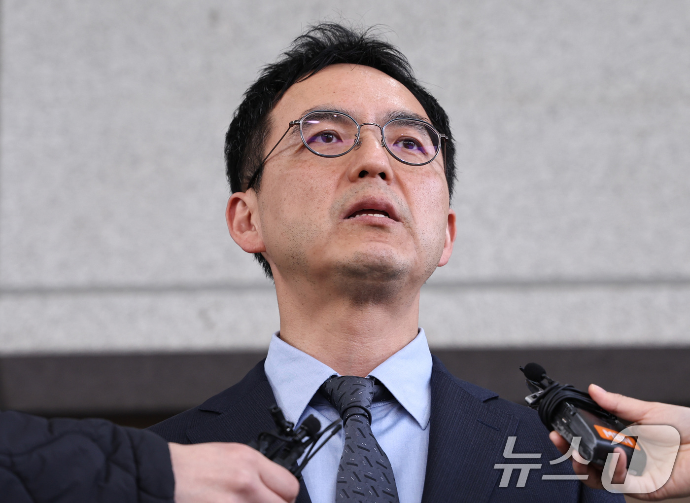 (서울=뉴스1) 구윤성 기자 = 구자현 검찰총장 직무대행이 17일 오후 서울 서초구 대검찰청에서 대장동·대북송금 의혹 사건을 둘러싼 정치권의 국정조사와 관련해 입장을 밝히고 있다. …