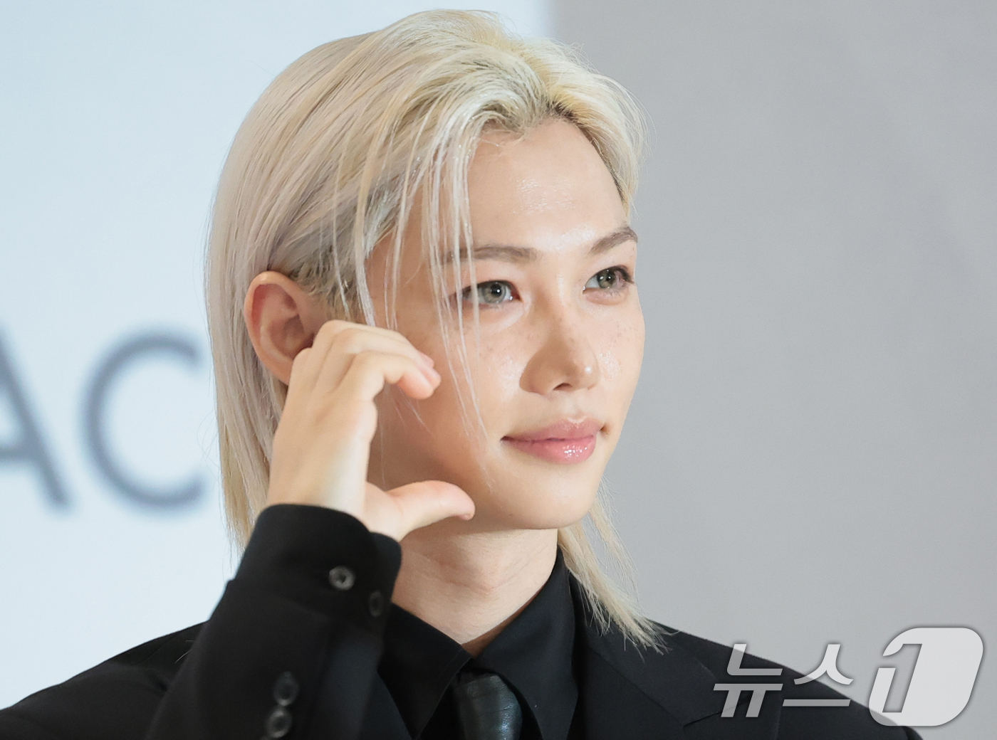 (서울=뉴스1) 권현진 기자 = 스트레이 키즈(Stray Kids) 필릭스가 17일 서울 용산구 아모레퍼시픽 본사에서 열린 2026 HERA BLACK EVENT 포토콜 행사에 참 …