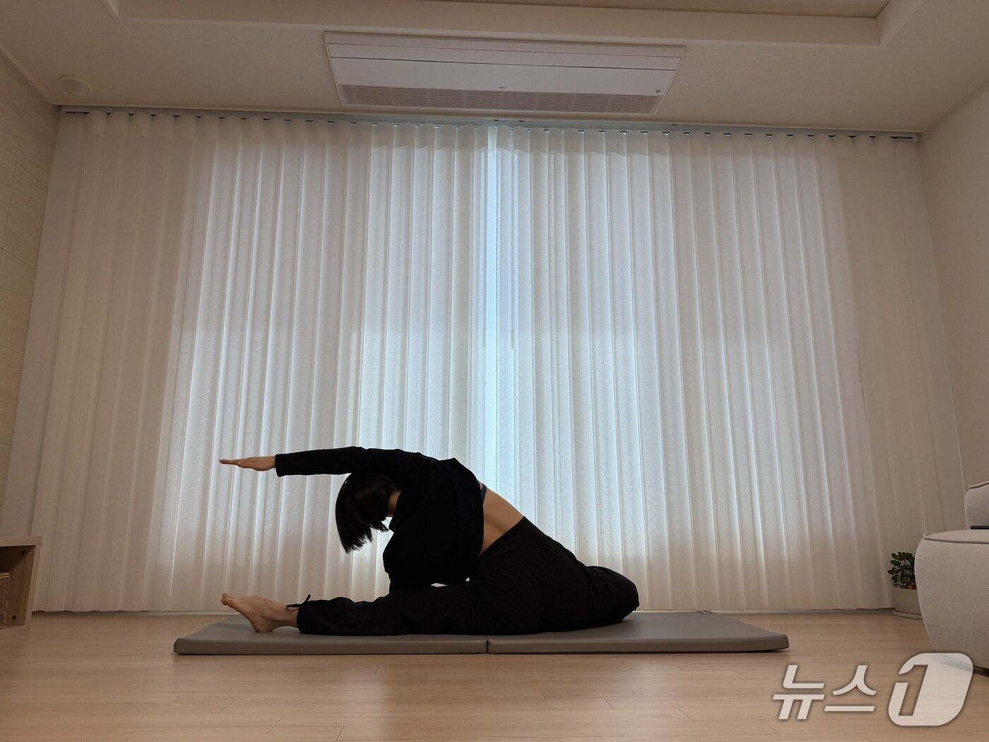 본문 이미지 - 김유빈 요가강사가 임신부에 좋은 측면 스트레칭 자세를 보여주고 있다.ⓒ 뉴스1 서장원 기자